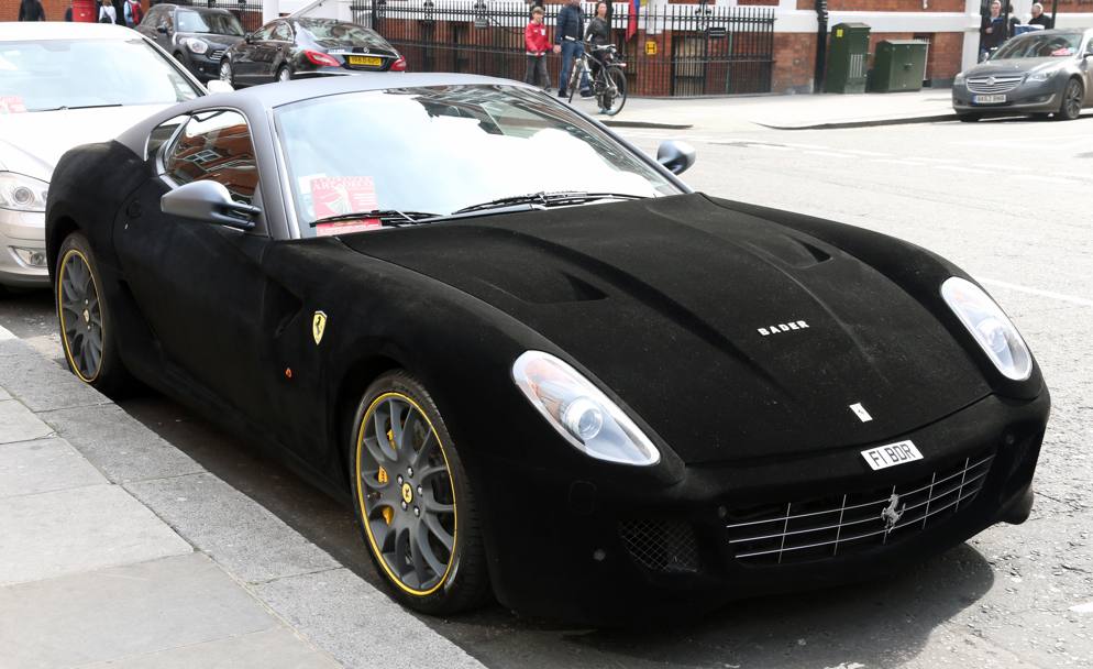 Una Ferrari F12 Berlinetta tutta da toccare.  quella apparsa per le strade di Londra. Una rossa di Maranello rivestita di velluto nero. E c&#39; chi non ha resistito. Olycom